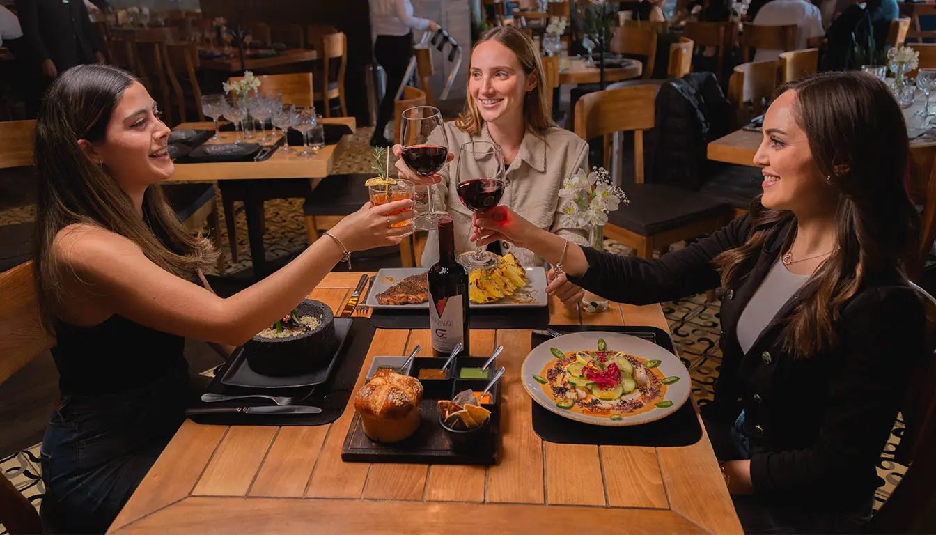 Salud en restaurante de mariscos gourmet